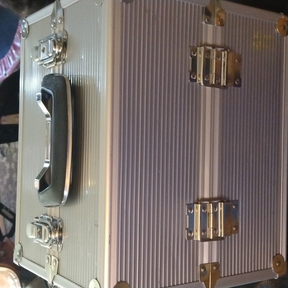 Women's silver makeup trunk carrying case - Picture 1 of 17
